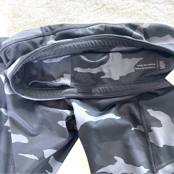Athleta Camo Contender 7/8 Tight Black Grey Camo Size Small - Picture 10 of 12